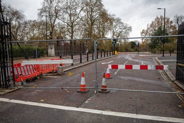 November 24, 2024, London, United Kingdom: A temporary barrier is used to close on of the entrances to Hyde Park. As storm Bert strikes the UK, strong winds hit London. After the Met Office issued an Amber weather warning for the regions, London see™s incredibly strong gusts of wind causing damage to property and disruption to travel. After a night of heavy rain and a morning of dangerously strong winds the decision was taken to close Hyde Park. The largest park in London is popular with tourists, dog walkers and joggers. The Christmas themed amusement park Winter Wonderland situated within Hyde Park has also been closed for the day due to safety concerns. London United Kingdom - ZUMAs197 20241124_aab_s197_013 Copyright: xJamesxWilloughbyx
