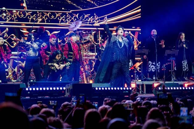 24 11 2024, xkkux, Düsseldorf, PSD Bank Dome, The Kazakh singer Dimash Qudaibergen Dinmukhammed Qanatuly Qudaibergen performs together with his dancers at his live show STRANGER NRW Germany