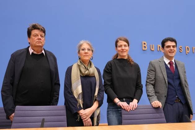 Federal Press Conference, The arrest warrants of the ICC and Germanys role Wolfgang Kaleck together with Prof Hanna Kienzler, Prof Dr Christine Binzel and Prof Michael Barenboim at the Federal Press Conference on the statement of the arrest warrants of the ICC and Germanys role, Berlin , 29 11 2024 Berlin Berlin Germany