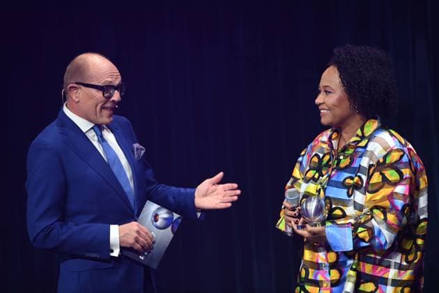 Emeli SANDE, right, singer, receives the honorary award of the German Sustainability Award, left Stefan SCHULZE HAUSMANN, Chairman of the Board of the German Sustainability Award Foundation German Sustainability Award ceremony in Duesseldorf on 29 11 2024