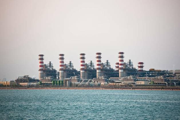 view of big oil refinery on a sky background, oil-refinery petrochemical chemical industry fuel distillation of petrol industrial, oil-refinery petrochemical chemical industry fuel distillation of petrol industrial, 28.09.2024, Copyright: xTopdeqx Panthermedia37985434.jpg