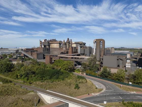 Die Werke von ArcelorMittal in der Stadt Duisburg produzieren Stahlvormaterial und verarbeiten den Stahl im Stahldrahtwerk weiter. Es beliefert unter anderem Automobilhersteller, die Automobilzulieferindustrie und Maschinenbauunternehmen ArcelorMittal?s plants in the city of Duisburg are producing steel prematerial and are processing the steel in the steel wire plant. It supplies, for example, auto manufacturers, the automotive supply industry and engineering companies Copyright: imageBROKER RudyxFessel ibxiqx11772204.jpg