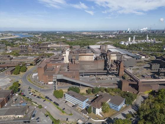 Die Werke von ArcelorMittal in der Stadt Duisburg produzieren Stahlvormaterial und verarbeiten den Stahl im Stahldrahtwerk weiter. Es beliefert unter anderem Automobilhersteller, die Automobilzulieferindustrie und Maschinenbauunternehmen ArcelorMittal?s plants in the city of Duisburg are producing steel prematerial and are processing the steel in the steel wire plant. It supplies, for example, auto manufacturers, the automotive supply industry and engineering companies Copyright: imageBROKER RudyxFessel ibxiqx11772231.jpg