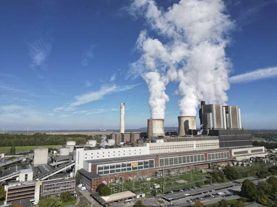 Luftaufnahme des Braunkohlekraftwerks Weisweiler, das vom Energiekonzern RWE betrieben wird. Die drei Kraftwerksblöcke in der Nähe der Stadt Eschweiler und mehrerer Braunkohletagebaue haben eine elektrische Leistung von 1.800 Megawatt (brutto) Aerial view of the lignite-fired power station ?Weisweiler?, operated by energy company RWE. The three power units, located near the city of Eschweiler and several opencast lignite mines, have an electrical output of 1, 800 Megawatts (gross) Copyright: imageBROKER RudyxFessel ibxiqx11772252.jpg