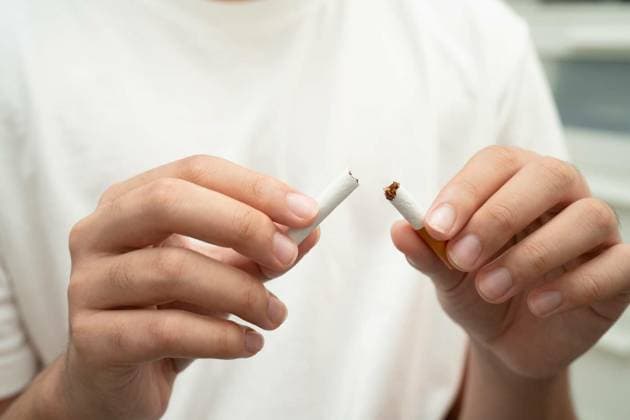 Quit smoking, Asian teenage man breaking destroy cigarette in ha, Quit smoking, Asian teenage man breaking destroy cigarette in hand., Quit smoking, Asian teenage man breaking destroy cigarette in hand., 02.11.2024, Copyright: xsweettomatox Panthermedia38224463.jpg