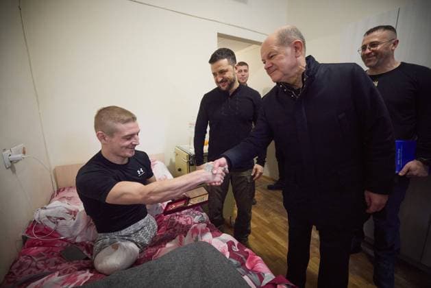 Federal Chancellor Olaf Scholz visits President Volodymyr Selenskyj in Kiev Olaf Scholz visits injured soldiers in a hospital Federal C Poolfoto SvenSimon-ThePresidentialOfficeU ,EDITORIAL USE ONLY