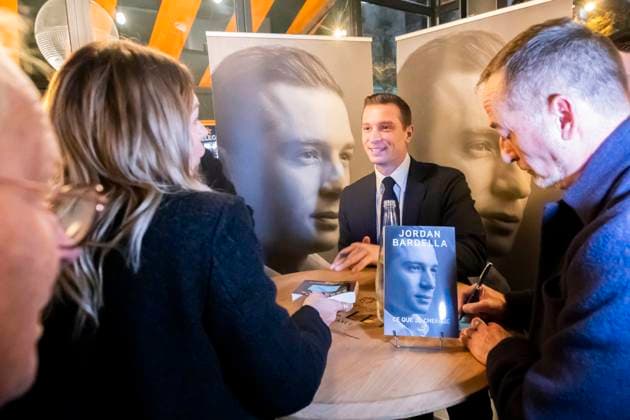 News Bilder des Tages Paris, France December 4, 2024 - Jordan Bardella, president of France s far-right Rassemblement National (RN) party, takes part in a book signing. Ce que je cherche (What I am looking for) is the first book of the leader of the National Rally party JORDAN BARDELLA, LIVRE, DEDICACE OUVRAGE, POLITIQUE, RN, RASSEMBLEMENT NATIONAL, EXTREME DROITE  Copyright: xVincentxIsorex