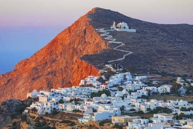 Blick auf das Dorf Chora, Chora, Insel Folegandros, Kykladeninseln, Griechenland, Europa View of the of Chora village, Chora, Folegandros Island, Cyclades Islands, Greece, Europe Copyright: imageBROKER MarcoxSimoni iblsim11905905.jpg