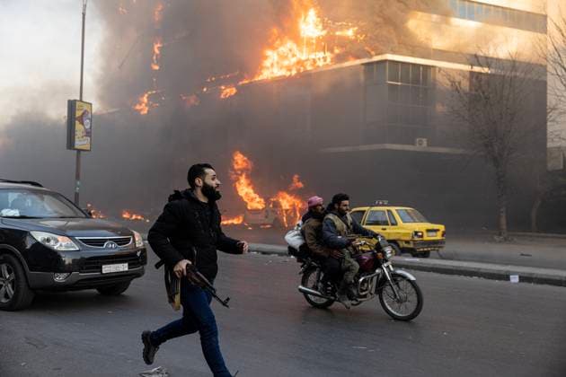 Bilder des Jahres 2024, News 12 Dezember News Themen der Woche KW49 News Bilder des Tages Situation In Damascus After Fall Of Assad Regime - Syria A group of regime supporters, including soldiers, fled the city in vehicles while intense clashes broke out on the outskirts. Smoke is rising in some areas. Soldiers from Bashar al-Assad s army captured by anti-regime groups were reportedly forced to wear civilian clothes and stripped of their uniforms. This is evident in large trucks and people walking en masse on the roads. In Damascus, Syria, on December 08, 2024. Photo by Ugur Yildirim DIA images ABACAPRESS.COM Damascus Syria  Copyright: xDIAxImages ABACAx
