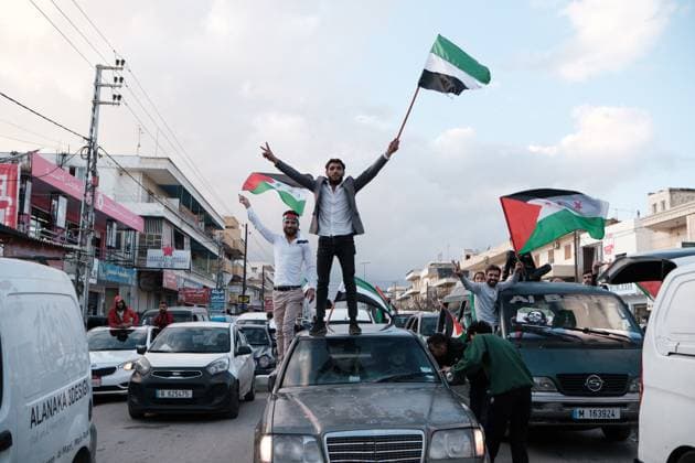 Bilder des Jahres 2024, News 12 Dezember News Themen der Woche KW49 News Bilder des Tages Syrian Opposition Celebrate The End Of Assad Regime - Lebanon After a week of rapid territorial gains by opposition rebel forces against Bashar al-Assad s regime, the Syrian community in Lebanon celebrates the final recapture of Damascus and Assad’s departure. With 1.8 million Syrians in Lebanon, including 900,000 registered refugees with UNHCR, Bar Elias in the Bekaa Valley became a hub of celebration. Crowds filled the streets, waving Palestinian and Syrian flags, crying, and sharing this historic moment. Portraits of Abu Mohammed al-Joulani were prominently displayed. Bar Elias, Bekaa, Lebanon, on December 8, 2024. Photo by Sandro Basili ABACAPRESS.COM Bar Elias Lebanon Copyright: xBasilixSandro ABACAx