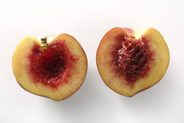 Metapher des blutigen Inneren eines halben Pfirsichs Metaphor of bloody inside of half peach Copyright: imageBROKER LUNAMARINA ibxtbb11880500.jpg