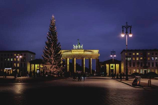Christmas tree in front of the Brandenburg Gate, taken in Berlin, 12 12 2024 Berlin Germany Copyright: xFlorianxGaertnerx