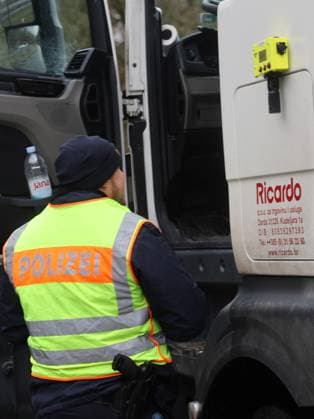 13 12 2024, Pocking, GER, Unterwegs in Bayern, Themenbild, Symbolbild, Verschiedene Themenbilder, Device measures heart rates in a truck and can immediately find out if people are in a truck or in a truck semi-trailer, New measuring device of the GPI Passau, in the picture border controls of the PI Passau, Passau, police, A3,