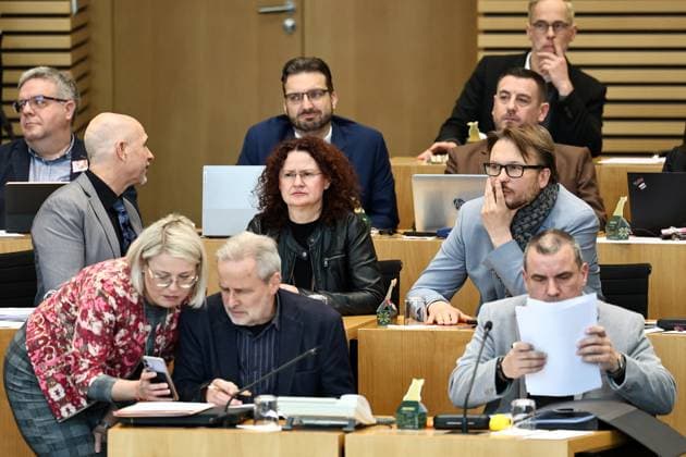 Plenary session Thuringian state parliament 13 12 2024, Erfurt, Thuringian state parliament, plenary hall, 5 plenary session in the picture BSW parliamentary group Steffen Quasebarth, Nina Behrendt, Dr Frank Augsten, Sigrid Hupach, Ralph Hutschenreuther, Sven Kuentzel, Alexander Kaestner, Roberto Kobelt and Dr Stefan Wogawa BSW