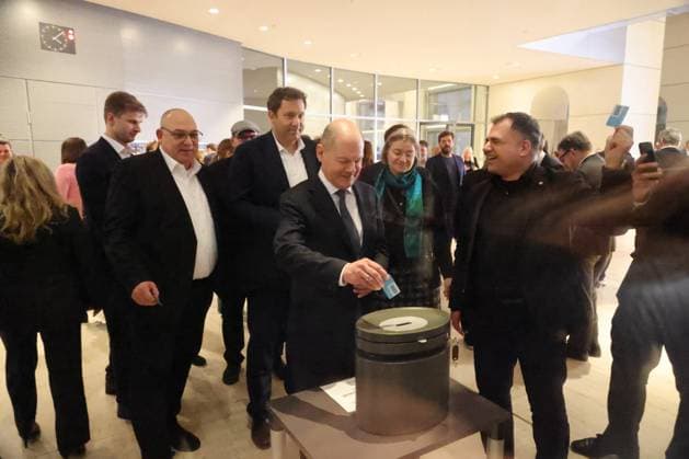 Bundestag Federal Chancellor 16 12 2024, Germany, Berlin, German Bundestag, 20 parliamentary term, 205 session, Federal Chancellor during the vote, Olaf Scholz with blue vote for the yes in the vote of confidence, Berlin Berlin Germany