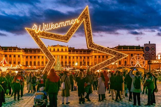 wien, österreich, 17. dezember 2024, adventmarkt im schloss schoenbrunn Hietzing Österreich Copyright: xW.Simlingerx