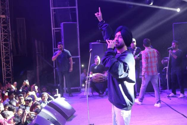 Confluence 2017 - Hansraj College Annual Cultural Fest NEW DELHI, INDIA - MARCH 6: Punjabi actor and singer Diljit Dosanjh performs during the Confluence 2017 - Hansraj College Annual Cultural Fest, on March 6, 2017 in New Delhi, India. (Photo by Manoj Verma Hindustan Times ) New Delhi Delhi India EDITORIAL USE ONLY Copyright: xx HindustanxTimesx htphotos182460
