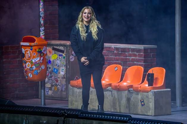 18 12 2024, xkkux, Düsseldorf, Mitsubishi Electric HALLE, Comedy award winner and author Laura Larsson performs at her live show tour OKF Ortskontrollfahrt NRW Germany