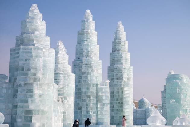 News Bilder der Woche KW51 Bilder des Jahres 2024, News 12 Dezember News Bilder des Tages (241221) -- HARBIN, Dec. 21, 2024 -- Tourists visit the Harbin Ice-Snow World in Harbin, northeast China s Heilongjiang Province, Dec. 21, 2024. The world s largest ice-and-snow theme park, the 26th edition of the Harbin Ice-Snow World, officially opened at 10 a.m. in Harbin, the capital of northeast China s Heilongjiang Province also known as the city of ice. Themed Dream of Winter, Love among Asia, the park was built using 300,000 cubic meters of ice and snow, incorporating elements inspired by the upcoming 2025 Harbin Asian Winter Games, which will open next February, right after China s Spring Festival holiday. It is also the first major international ice and snow event hosted by China since the 2022 Beijing Winter Olympics.