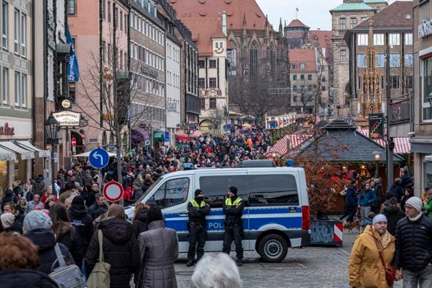 21 12 2024, Christkindlesmarkt, Nuremberg Despite the previous evenings rampage in Magdeburg, large numbers of people once again came to Nurembergs world-famous Christkindlesmarkt in the evening More visible police vehicles were posted at the entrances Christkindlesmarkt 20241221 26