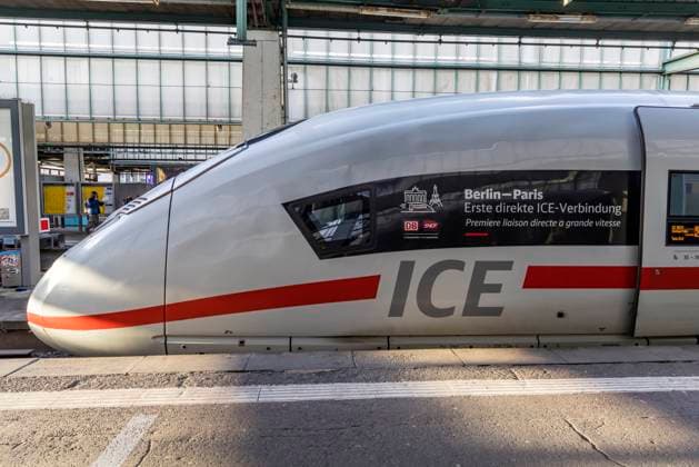 Stuttgart Central Station Platform with InterCityExpress ICE In cooperation with the French railroad company SNCE, Deutsche Bahn offers direct connections between Berlin and Paris 19 12 2024 Stuttgart, Baden Württemberg, Germany, Europe