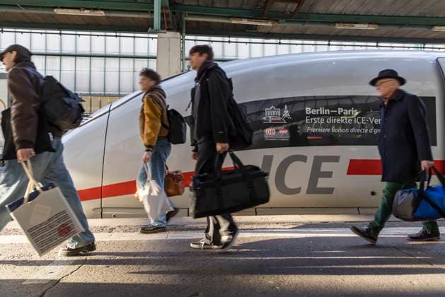 Stuttgart Central Station Platform with InterCityExpress ICE In cooperation with the French railroad company SNCE, Deutsche Bahn offers direct connections between Berlin and Paris 19 12 2024 Stuttgart, Baden Württemberg, Germany, Europe