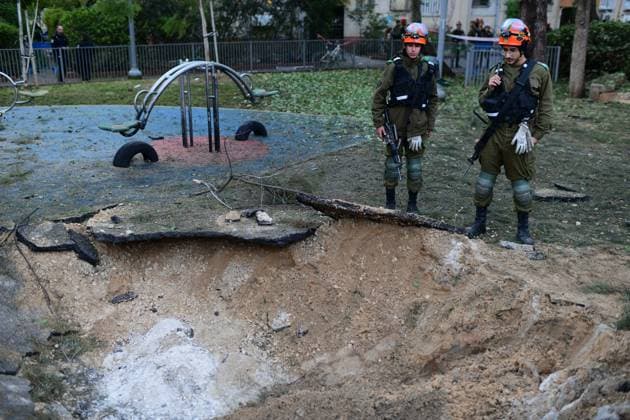 Bilder des Jahres 2024, News 12 Dezember News Bilder des Tages (241222) -- TEL AVIV, Dec. 22, 2024 -- Members of Israeli security forces work at the site of a missile attack launched from Yemen, in Tel Aviv, Israel, Dec. 21, 2024. A missile launched from Yemen early Saturday morning struck a playground and a building in the central Israeli city of Tel Aviv, causing minor injuries to 16 people, according to the Israel Defense Forces (IDF) and the Magen David Adom (MDA) rescue service. Earlier in the day, Yemen s Houthi group claimed responsibility for the attack, which was launched in support of the Palestinians in the Gaza Strip, and in response to the latest Israeli aggression on Yemen, as announced by Houthi military spokesperson Yahya Sarea in a statement, aired by Houthi-run al-Masirah TV. (