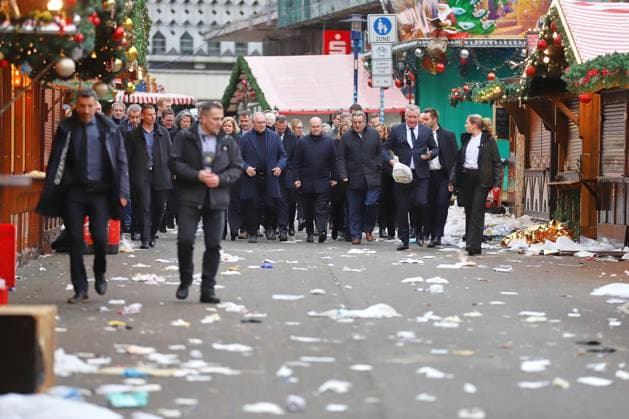 Magdeburg, Saxony-Anhalt, Germany, 21 12 2024 Old Market Attack on Magdeburg Christmas Market Chancellor Olaf Scholz SPD visits the scene of the crime the day after, where a car had crashed into a crowd of people the evening before Among o Copyright: xdtsxNachrichtenagenturx dts_54458