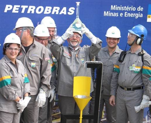 Brazilian President Luiz Inacio Lula da Silva, center, holds a flask containing a new biodiesel on June 20, 2006, at the Presidente Getulio Vargas refinery in Araucaria, Brazil. (Jack Chang KRT) ARAUCARIA BRA EDITORIAL USE ONLY Copyright: xx 1032035 JACKxCHANGx krtphotoslive218829