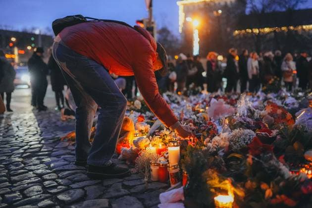 Magdeburg Attack on the Magdeburg Christmas market, Saxony-Anhalt, 20 12 2024 Even days after the attack, the sympathy is great and the sea of flowers continues to grow, more and more candles are lit, a man lights a candle, Attack on the Magdeburg Christmas market, Saxony-Anhalt, 20 12 2024, Copyright: xEibner-Pressefoto LarsxNeumannx EP_LNN