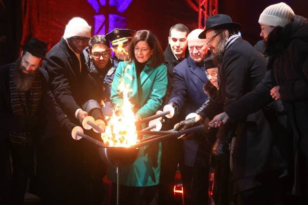 Lighting of the fifth light on the Hanukkah candelabra on the occasion of the Jewish Hanukkah holidays Berlin, 29 12 2024 Joe Chailo, Kai Wegner, Katharina Günther Wünsch and Margot Friedländer at the lighting of the fifth light on the Hanukkah candelabra on the occasion of the Jewish Hanukkah holidays at the Brandenburg Gate in Berlin Berlin Germany Copyright: xPictureteamx