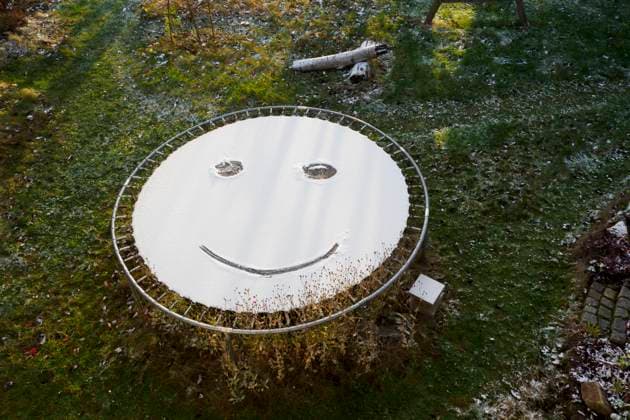 Trampolin mit Schnee Smiley Schnee bedecktes Trampolin mit Smiley-Gesicht Copyright: xZoonar.com ReinerxPechmannx 22548616