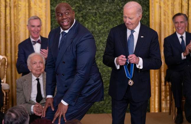 Bilder des Jahres 2025, Entertainment 01 Januar Entertainment Themen der Woche KW01 Entertainment Bilder des Tages Biden Medal of Freedom President Joe Biden presents retired athlete, philanthropist, and entrepreneur Earvin Magic Johnson, who bends to adjust his height, with the Presidential Medal of Freedom during a ceremony in the East Room of the White House on Saturday January 4, 2025. The Presidential Medal of Freedom is the Nation’s highest civilian honor, presented to individuals who have made exemplary contributions to the prosperity, values, or security of the United States, world peace, or other significant societal, public or private endeavors. Photo by Leigh Vogel Pool ABACAPRESS.COM Washington D.C. United States Copyright: xPool ABACAx