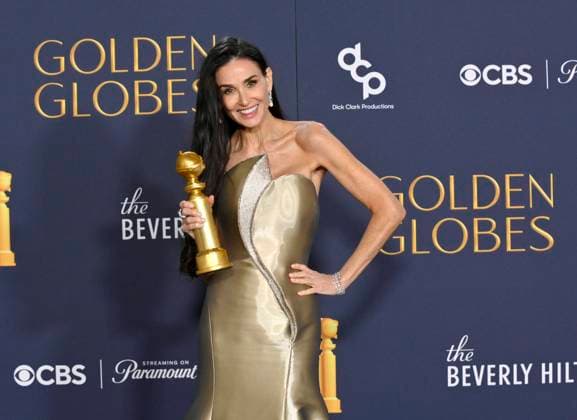 Bilder des Jahres 2025, Entertainment 01 Januar Entertainment Themen der Woche KW01 Entertainment Bilder des Tages Demi Moore, winner of the Female Actor in a Motion Picture Musical or Comedy Award for The Substance appears backstage during the 82nd annual Golden Globe Awards at the Beverly Hilton Hotel in Beverly Hills, California on Sunday, January 5, 2025.  LAP20250105468 JIMxRUYMEN