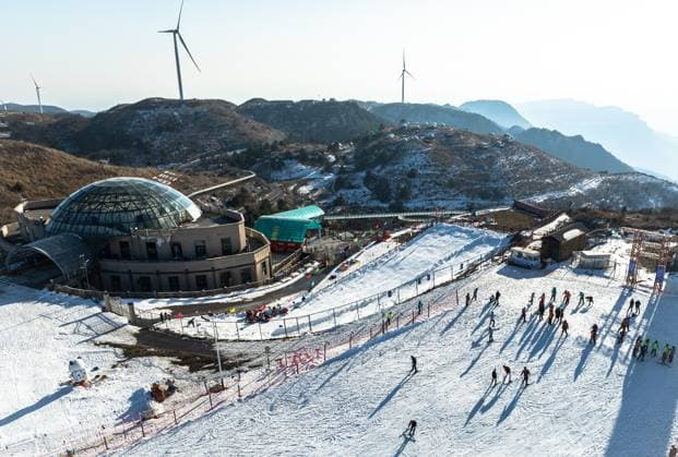 (250106) -- YICHANG, Jan. 6, 2025 -- An aerial drone photo taken on Jan. 5, 2025 shows a view of Bailihuang Ski Resort in Yichang City, central China s Hubei Province. In recent years, Yichang has explored its ice and snow tourism resources, attracting numerous tourists. ) CHINA-HUBEI-YICHANG-WINTER-ECONOMY (CN) XiaoxYijiu