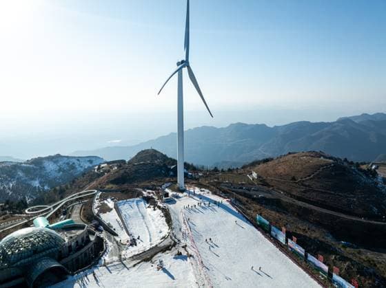 (250106) -- YICHANG, Jan. 6, 2025 -- An aerial drone photo taken on Jan. 5, 2025 shows a view of Bailihuang Ski Resort in Yichang, central China s Hubei Province. In recent years, Yichang has explored its ice and snow tourism resources, attracting numerous tourists. ) CHINA-HUBEI-YICHANG-WINTER-ECONOMY (CN) XiaoxYijiu