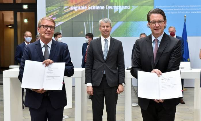 V l Ronald Pofalla Board of Directors Infrastructure German Rail , Steffen Bilger Parl Secretary of State BMVI , Andres Scheuer Federal Minister of Transport at the Signature of Flagship project Digital Rail Stuttgart will the First digitized Railway junction in Germany , and Signature a Framework financing agreem
