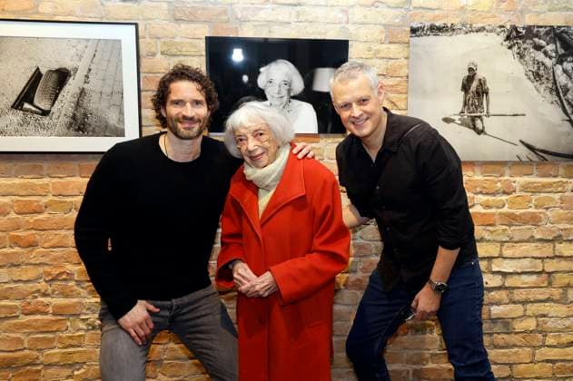 Arne Friedrich, Margot Friedländer and Florian Froschmayer at the opening of the photo exhibition Confidence and joie de vivre by photographers Florian Froschmayer Arne Friedrich at Stay Curious Media Gervinusstrasse 12 Berlin, 10 01 2025 Foto:xS.xGabschx xFuturexImagex lebensfreude_5104