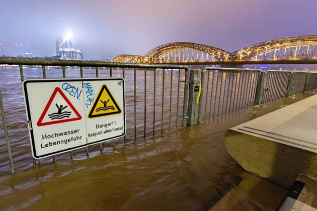 Rhine floods in Cologne 12 01 2025 Warning signs on the water with the inscription HOCHWASSER LEBENSGEFAHR The flood crest wave reaches Cologne during the course of the day At a level of 775 cm, the water level of the Rhine reaches the crest level View from the Rheinboulevard in Deutz of Cologne Cathedral, the Old Town and the Hohe Copyright: xBonn.digitalx xMarcxJohnx