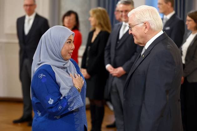 Diplomatic Corps, New Years Reception of the Federal President at Bellevue Palace, Berlin 14 01 2025 Adina Binti Kamarudin Malaysia is received by Frank Walter Steinmeier President of the Federal Republic of Germany before the New Years Reception of the Federal President at Bellevue Palace, Berlin 14 01 2025 Berlin Bellevue Palace Copyright: xBenxKriemannx
