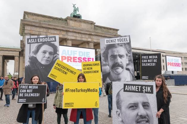 at the Press the FreeDeniz Concert to international Day the Freedom of the press before the Brandenburg Gate in Berlin in Cooperation with Amnesty International, Reporter without Borders for the Release from Deniz Yuecel and all others Prisoners Journalists in the Turkey and elsewhere Berlin Germany, Germany