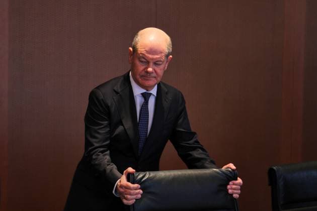 Berlin, Germany, 15 01 2025 Federal Chancellery 125 Cabinet meeting Federal Chancellor Olaf Scholz SPD holds an armchair in his hand to sit at the cabinet table Copyright: xdtsxNachrichtenagenturx dts_55859