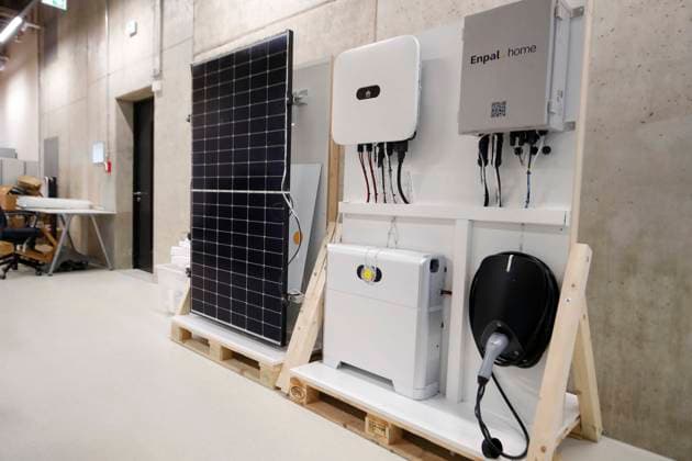 RegBm Franziska Giffey at Visit at Solar systems Start up Enpal in Berlin, the biggest Germans Solar Installation company for Roof systems, with Founder and CEO Mario Coal, before a Wall with Solarpanelen and Wallbox, Electric car Charging station, Berlin Germany, Germany