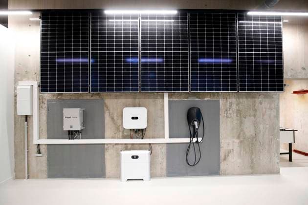 RegBm Franziska Giffey at Visit at Solar systems Start up Enpal in Berlin, the biggest Germans Solar Installation company for Roof systems, with Founder and CEO Mario Coal, before a Wall with Solarpanelen and Wallbox, Electric car Charging station, Berlin Germany, Germany
