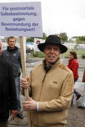 Gunter from Hagens, Plastinator, provides itself against a Group from Ca 30 pastors, This demonstrated against the Exhibition Koerperwelten at Berlin Postbahnhof, you remind the Peace of the Dead to, a Group from Koerperwelten Fans, Body donors, provides itself the Discussion and distributes the Pastor, Berlin Germany