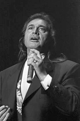 The British singer Engelbert Humperdinck, real name Arnold George Dorsey, at a concert in Hamburg, 18 4 1994