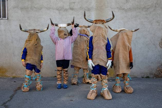 Bilder des Jahres 2025, News 01 Januar News Themen der Woche KW03 News Bilder des Tages Festejo de Las Toras , within the festivity of San Antón, in El Fresno Ávila Several people in costume during the festivity of Las Toras, on January 18, 2025, in El Fresno, Ávila, Castilla y León Spain The Toras are the main characters of this tradition and their main mission is to scare and gore anyone who crosses their path Their clothing consists of a burlap sack that covers their head and trunk, legs covered with paper sacks fastened with strings and cow horns that they carry in their hands The Toras walk through the streets of the town in silence, without speaking and communicating by gestures so as not to be recognized by anyone 18 JANUARY 2025 TORAS FESTEJO SAN ANTÓN ABULENSES ÁVILA TRADITION TRADITIONS El Fresno, Ãvila Castilla y L Copyright: xRafaelxBastantex 6462885