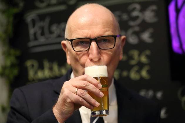 Minister President Dietmar Woidke SPD drinks beer at the Finsterwalder Brauhaus Finsterwalde stand at Brandenburg Day at the Green Week in Berlin, January 20, 2025 International Green Week Berlin Brandenburg Day