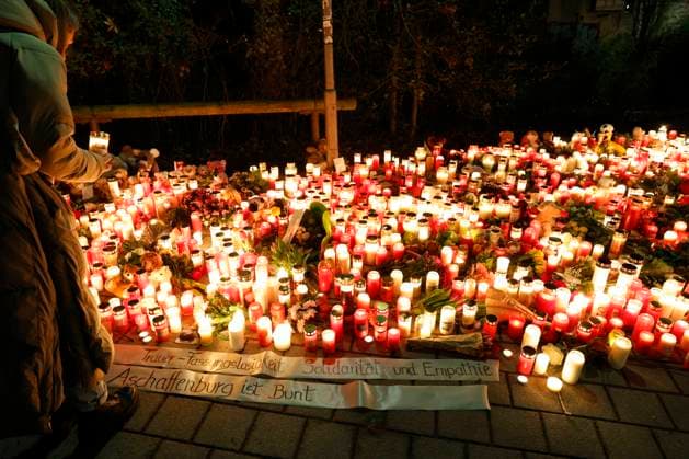 Knife attack in Schöntal Park 23 01 2025 After fatal knife attack in Aschaffenburg in Schöntal Park on Wednesday, a two-year-old boy and a 41-year-old man die a month before the federal election and fuel the debate on migration and asylum here Sympathy Mourning of numerous people on Thursday evening with candle and cuddly toy Aschaffenburg Bavaria Germany