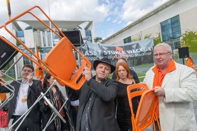 Bruno Kramm, Chairman the Pirate Party Berlin Calls to a Roundtable before the Chancellery in Berlin Let Chairs wobble on Chancellery as Protest against the Cooperation at worldwide Data espionage from BND and NSA Berlin Germany, Germany